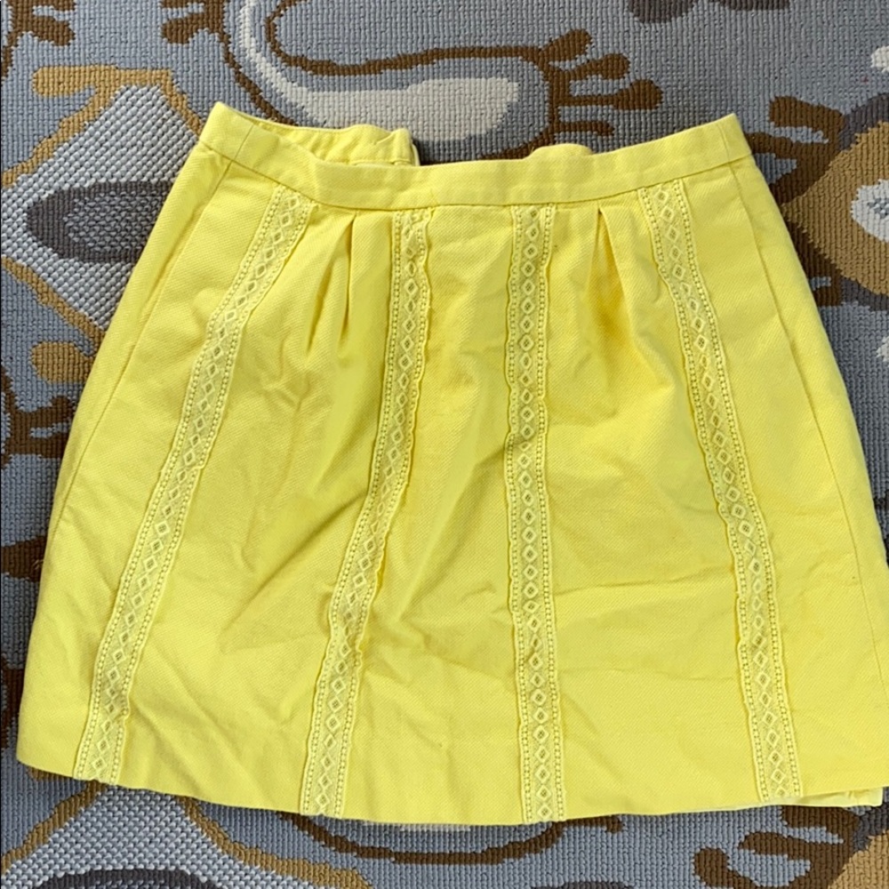 Yellow mini skirt with lace detail and pockets
